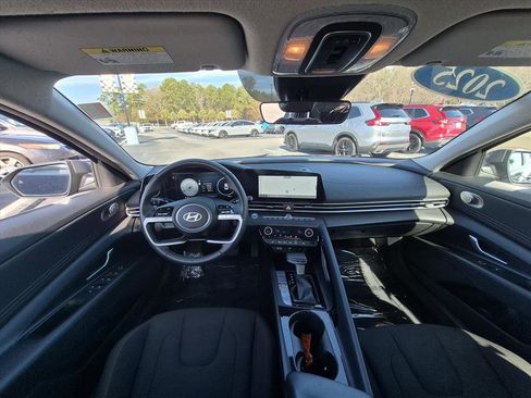 Used 2025 Hyundai Elantra SEL image 16