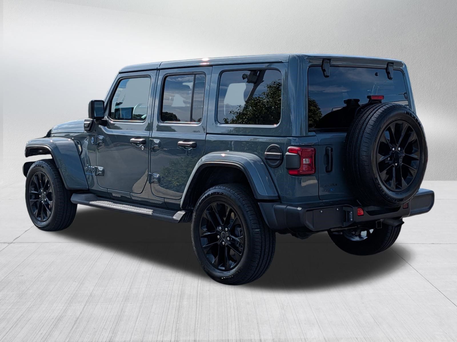 Used 2025 Jeep Wrangler Unlimited Sahara AWD/4WD image 5