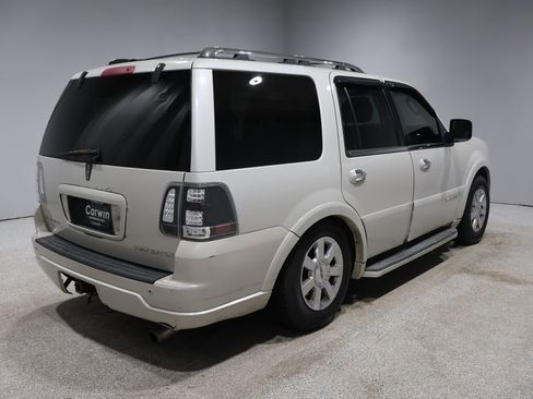 Used 2006 Lincoln Navigator 4WD image 2