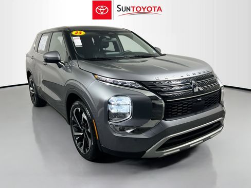 Used 2023 Mitsubishi Outlander SE image 1