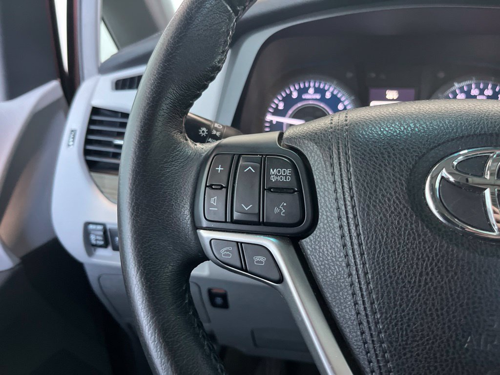 Used 2017 Toyota Sienna XLE FWD image 7