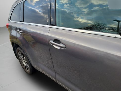 Used 2018 Toyota Highlander SE image 17