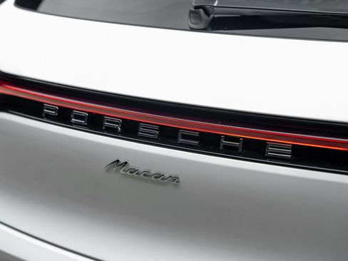 Used 2025 Porsche Macan AWD/4WD image 15