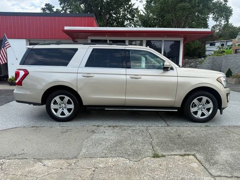 Used 2018 Ford Expedition Max XLT w/ Equipment Group 202A AWD/4WD image 12