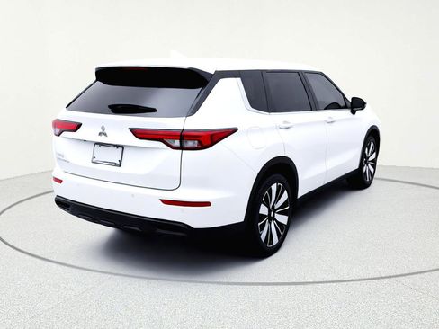 Used 2022 Mitsubishi Outlander SE AWD/4WD image 6