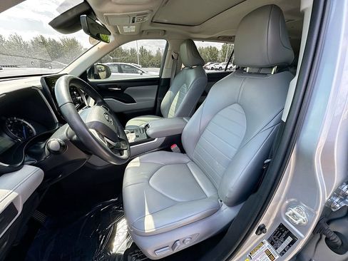 Used 2022 Toyota Highlander XLE AWD/4WD image 27