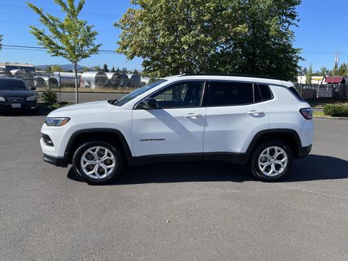 Used 2024 Jeep Compass Latitude AWD/4WD image 2