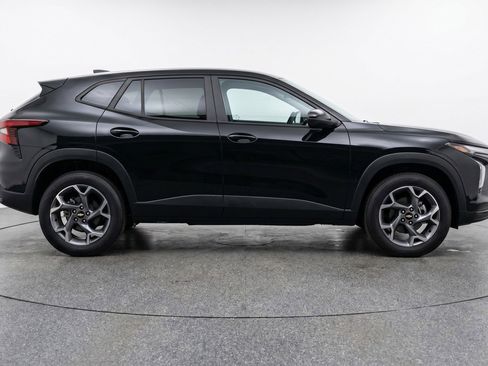 Used 2025 Chevrolet Trax LT FWD image 11