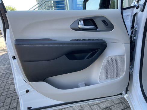 Used 2024 Chrysler Pacifica Touring-L image 13