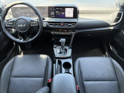 Used 2024 Kia Seltos EX FWD image 3