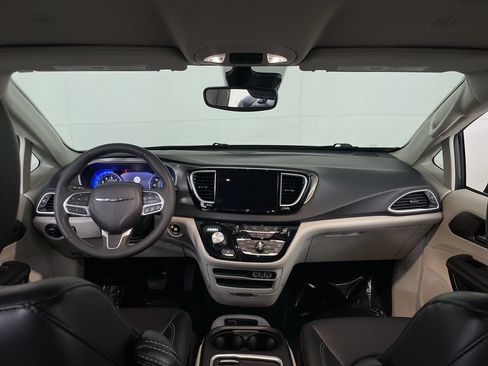 Used 2023 Chrysler Pacifica Touring-L FWD image 27
