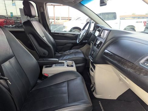 Used 2014 Chrysler Town & Country Touring image 25