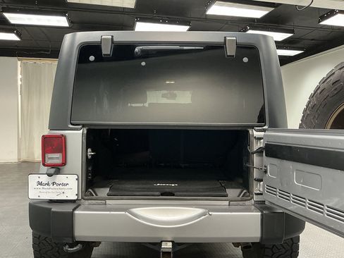 Used 2017 Jeep Wrangler Unlimited Sahara w/ Connectivity Group AWD/4WD image 26