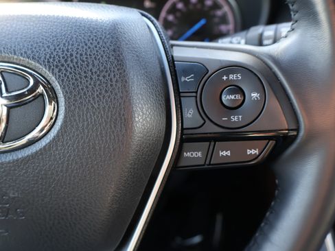 Used 2022 Toyota Venza XLE image 37