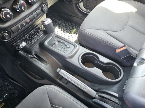 Used 2018 Jeep Wrangler Unlimited Sahara AWD/4WD image 30