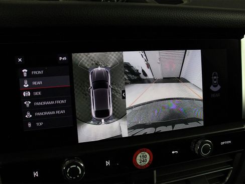 Used 2025 Porsche Macan image 17