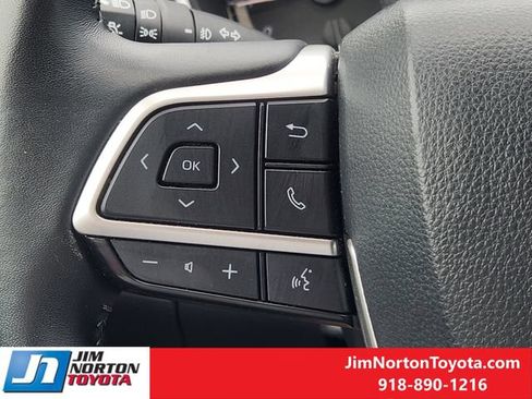Used 2025 Toyota Highlander XLE AWD/4WD image 28