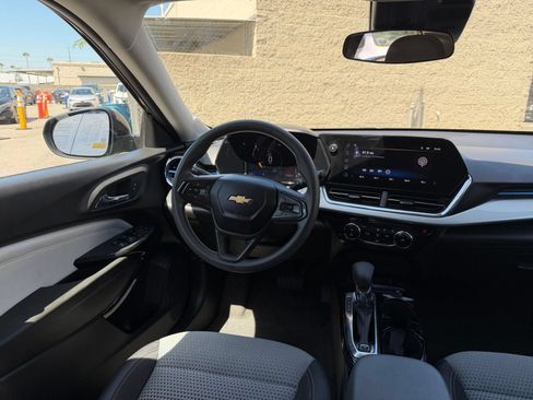 Used 2025 Chevrolet Trax LT FWD image 32