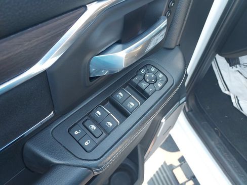 Used 2025 RAM 2500 Laramie AWD/4WD image 11