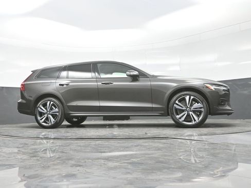 Used 2025 Volvo V60 B5 Cross Country Plus image 27