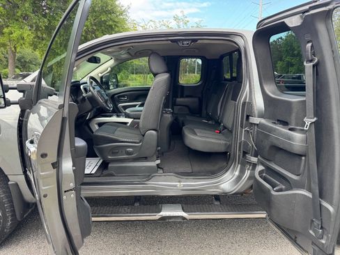 Used 2017 Nissan Titan SV RWD image 12