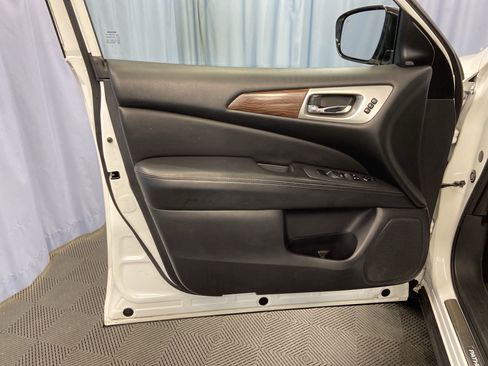Used 2017 Nissan Pathfinder Platinum w/ Midnight Edition Package image 11