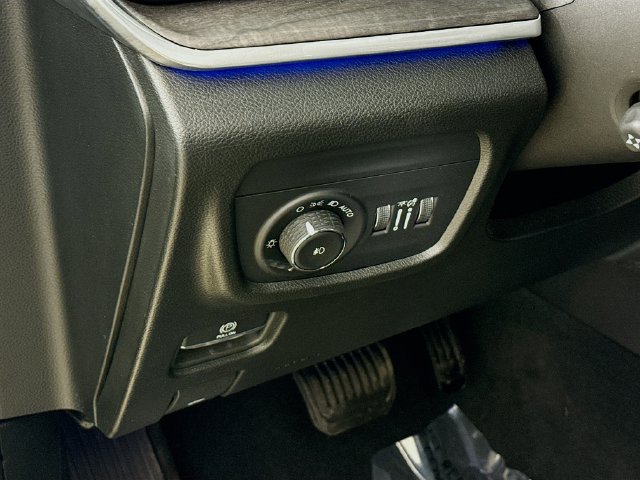 Used 2023 Jeep Grand Cherokee Overland w/ Rear Seat Video Group I AWD/4WD image 8