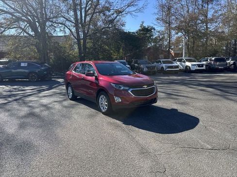 Used 2020 Chevrolet Equinox LT w/ Driver Convenience Package image 3