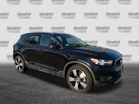 Used 2019 Volvo XC40 T5 Momentum image 2
