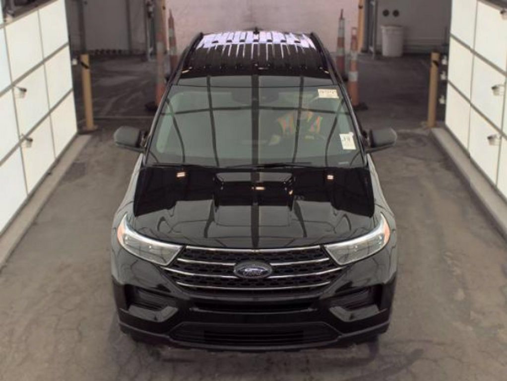 Used 2023 Ford Explorer XLT AWD/4WD image 3