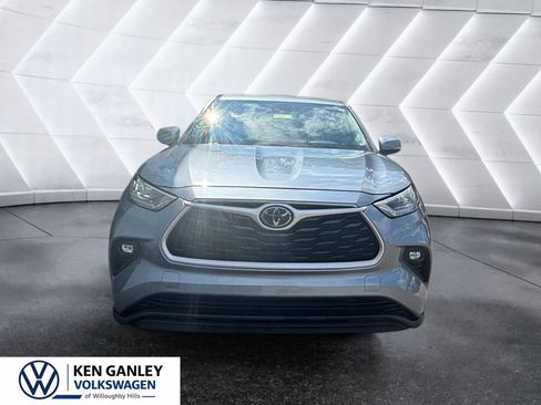 Used 2020 Toyota Highlander LE AWD/4WD image 2