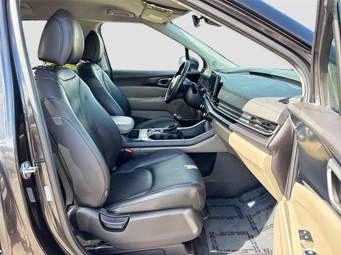 Used 2025 Kia Carnival FWD image 29