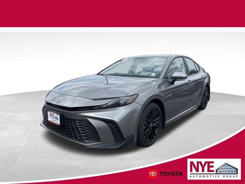 Used 2025 Toyota Camry SE FWD image 1
