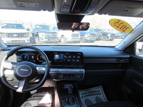 Used 2025 Hyundai Kona SEL image 11