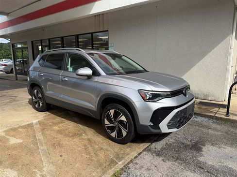 Used 2025 Volkswagen Taos SE AWD/4WD image 1