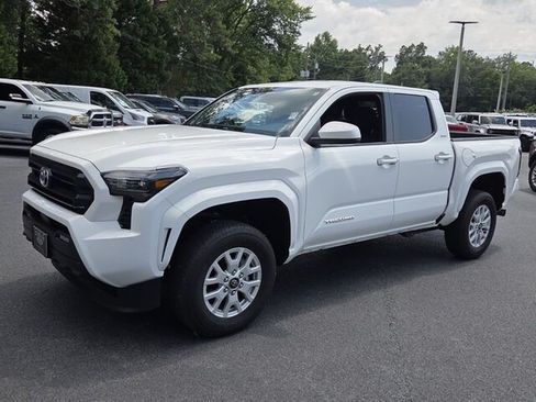 Used 2025 Toyota Tacoma SR5 AWD/4WD image 3