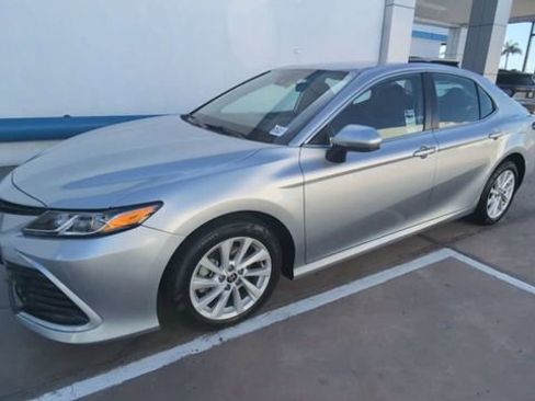 Used 2022 Toyota Camry LE FWD image 4
