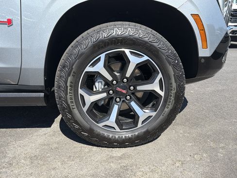Used 2025 GMC Yukon XL AT4 w/ AT4 Premium Plus Package AWD/4WD image 15