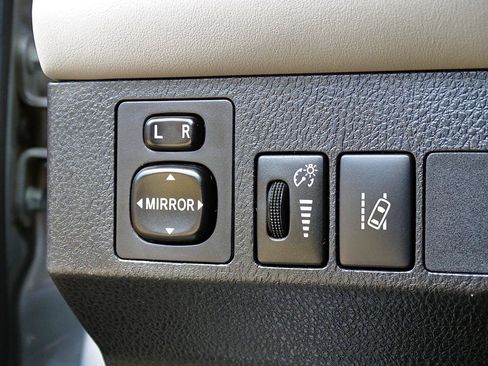 Used 2017 Toyota RAV4 XLE AWD/4WD image 24