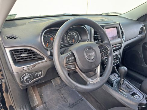 Used 2019 Jeep Cherokee Latitude w/ Popular Appearance Group FWD image 12