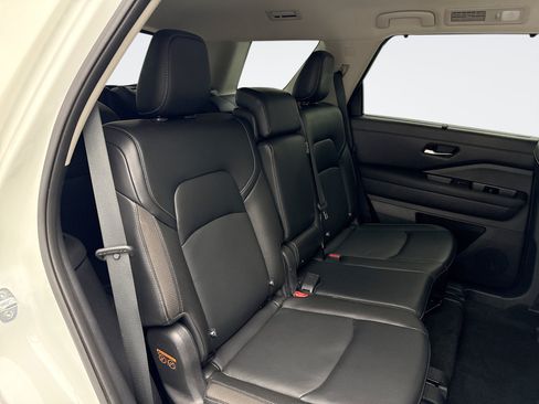 Used 2023 Nissan Pathfinder SL AWD/4WD image 18
