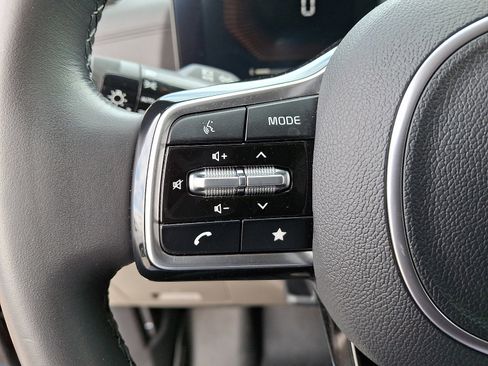 Used 2025 Kia Carnival image 21