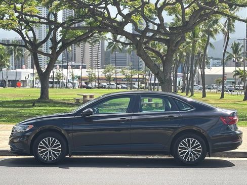 Used 2021 Volkswagen Jetta SE FWD image 2
