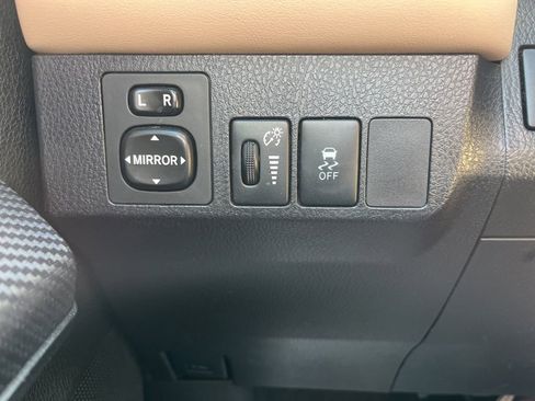 Used 2015 Toyota RAV4 Limited image 17