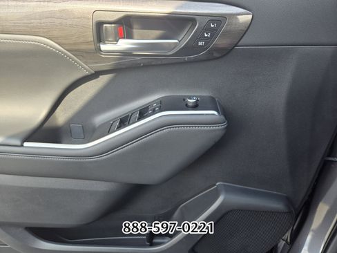 Used 2025 Toyota Highlander Platinum image 33