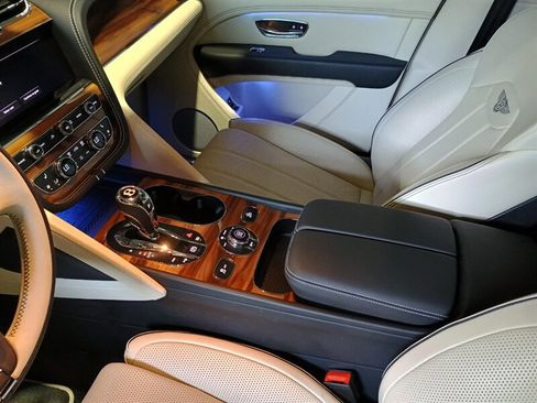 Used 2023 Bentley Bentayga AWD/4WD image 18