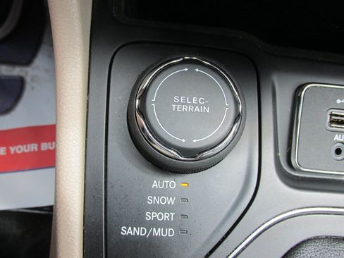Used 2019 Jeep Cherokee Latitude w/ Cold Weather Group AWD/4WD image 15