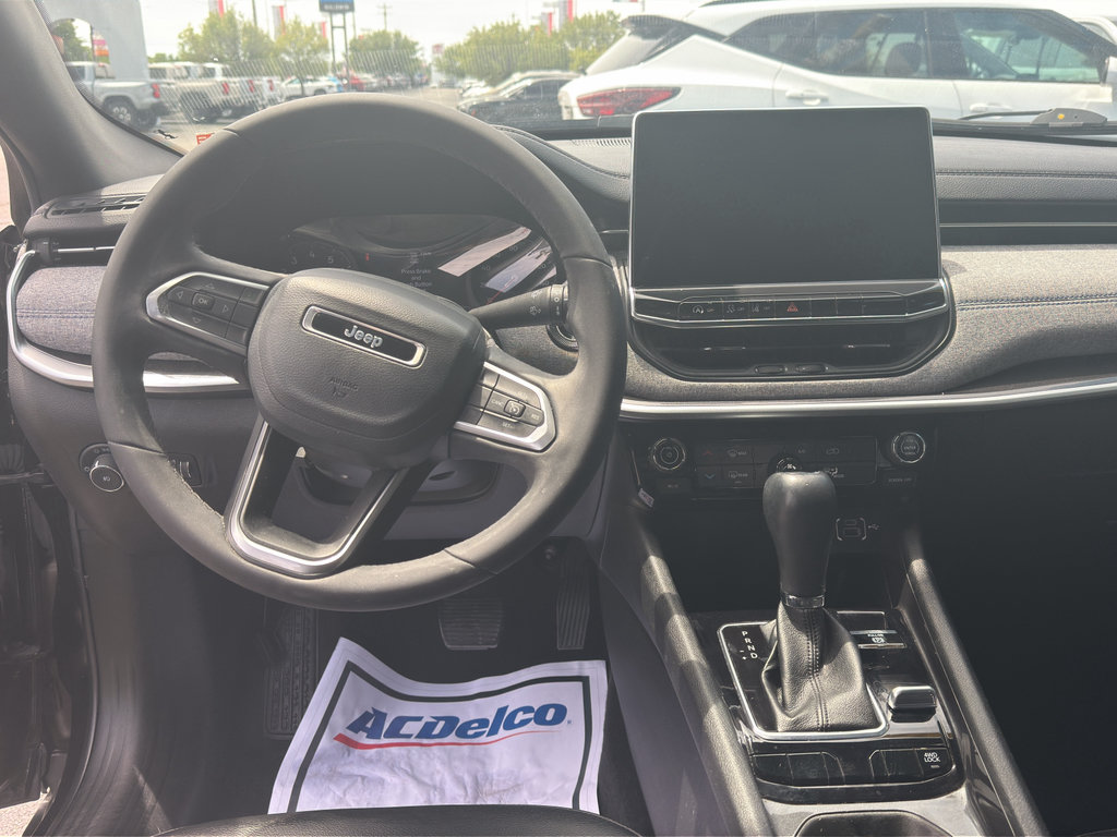 Used 2023 Jeep Compass Latitude w/ Sun and Sound Group AWD/4WD image 12