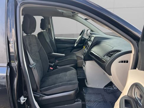 Used 2019 Dodge Grand Caravan SE w/ UConnect Hands-Free Group image 11