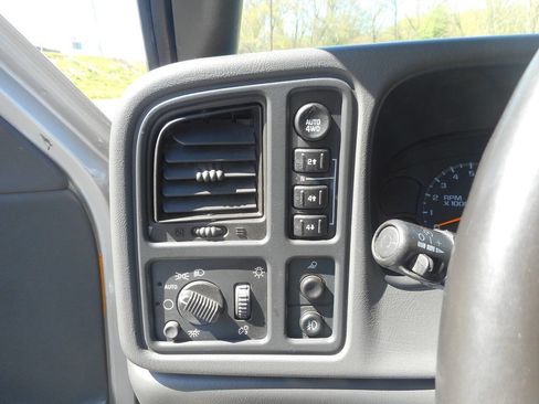 Used 2003 GMC Sierra 1500 SLT w/ SLT Preferred Equipment Group AWD/4WD image 4
